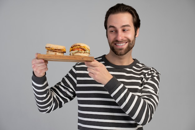 Foto grátis pessoa com transtorno alimentar tentando comer fast food