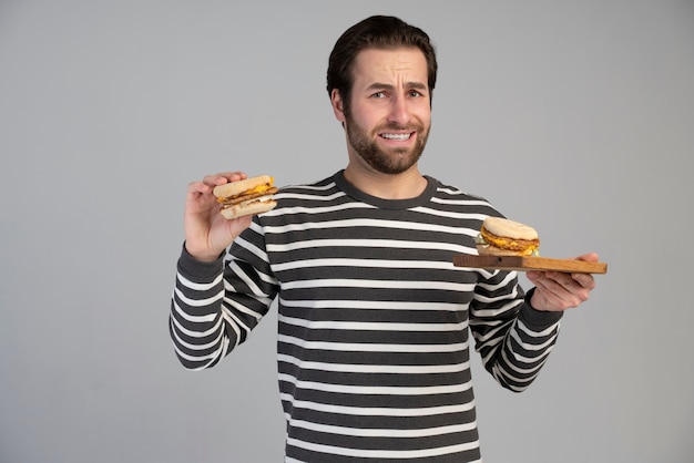 Foto grátis pessoa com transtorno alimentar tentando comer fast food