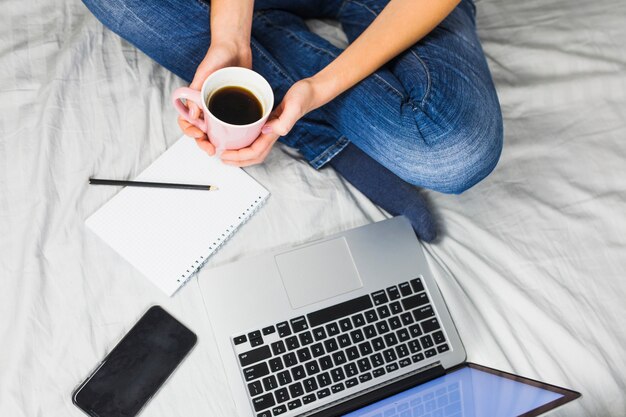 Pessoa, com, xícara café, sentar-se cama