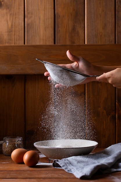 Foto grátis pessoa cozinhando com farinha