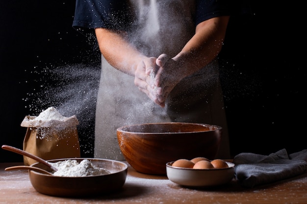 Foto grátis pessoa cozinhando com farinha