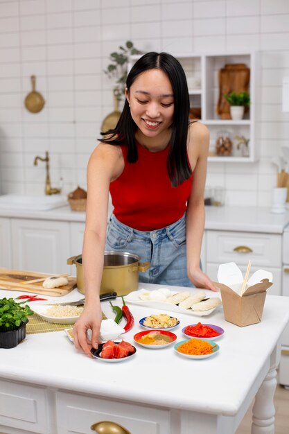 Pessoa cozinhando comida japonesa