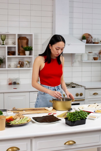 Pessoa cozinhando comida japonesa