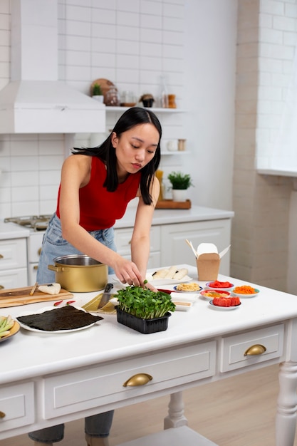 Pessoa cozinhando comida japonesa