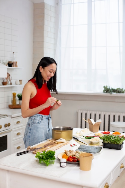 Pessoa cozinhando comida japonesa