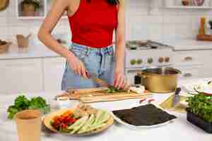 Foto grátis pessoa cozinhando comida japonesa