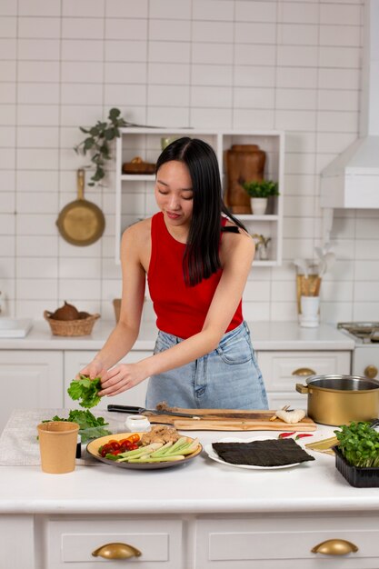 Pessoa cozinhando comida japonesa