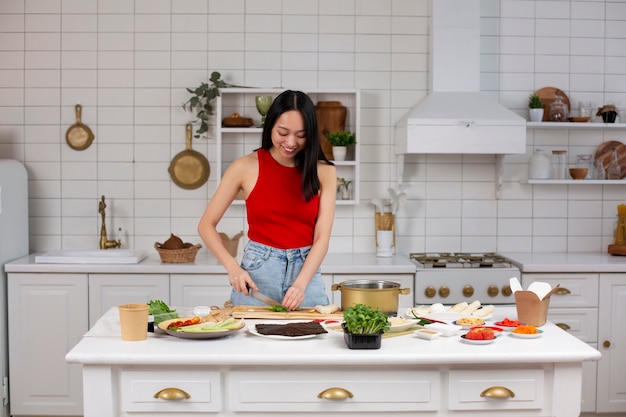 Pessoa cozinhando comida japonesa