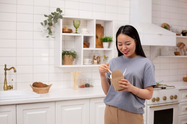 Pessoa cozinhando comida japonesa