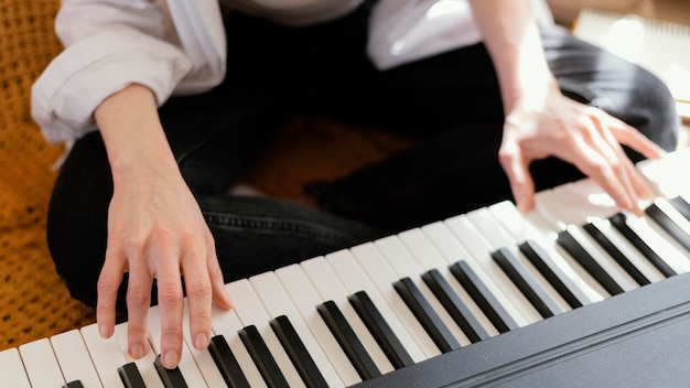 Pessoa criativa praticando uma música dentro de casa