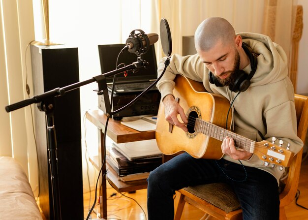 Pessoa criativa praticando uma música em casa