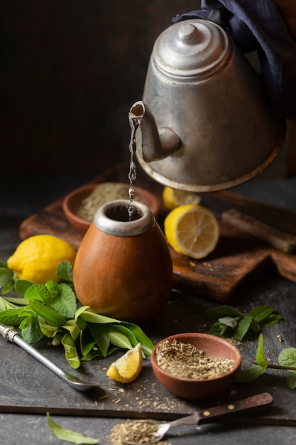 Pessoa de alto ângulo despejando água no infusor