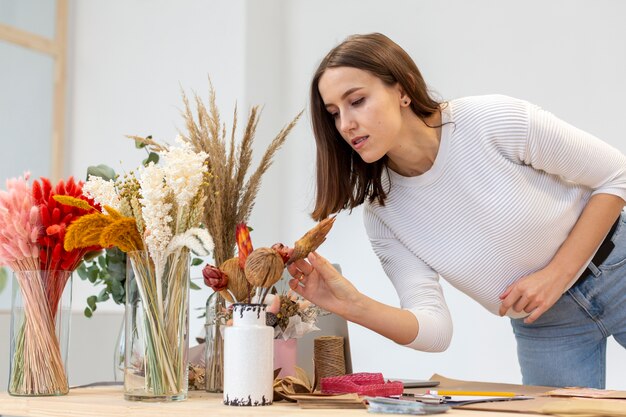 Pessoa de empreendedor de empresa de pequeno porte cheirando flores