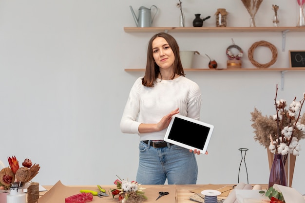 Pessoa de empresário de empresa de pequeno porte segurando um tablet digital