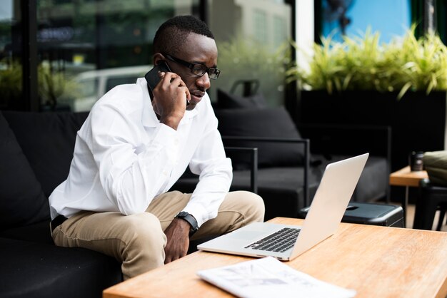 pessoa de negócios afro-africano de descida de africano de telefone