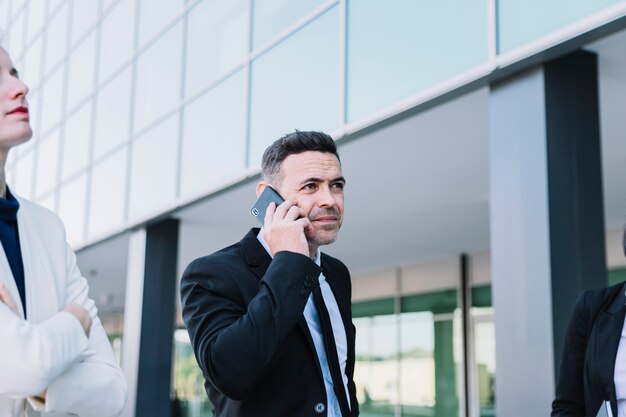 Pessoa de negócios que telefona com smartphone