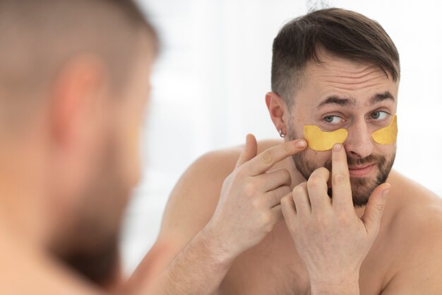 Pessoa desfrutando de tratamento facial antienvelhecimento