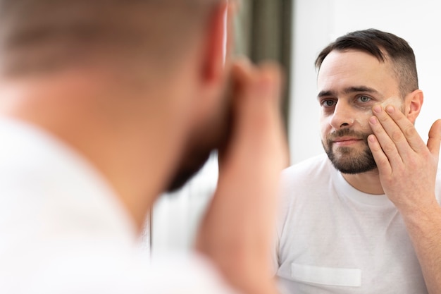 Pessoa desfrutando de tratamento facial antienvelhecimento