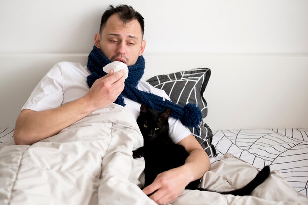 Pessoa doente sentado na cama