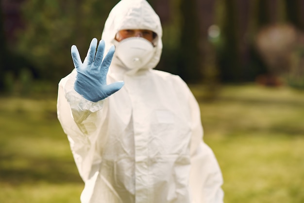 Pessoa em um traje de proteção em um parque