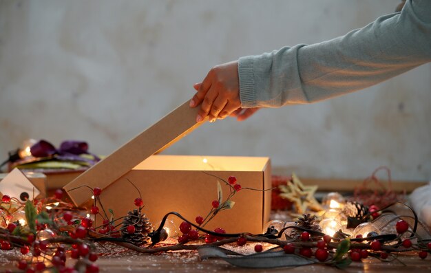 Pessoa embrulhando presente de natal