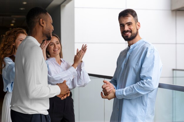 Pessoa expressando gratidão a seus colegas de trabalho