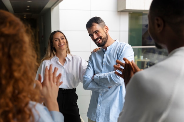 Foto grátis pessoa expressando gratidão a seus colegas de trabalho