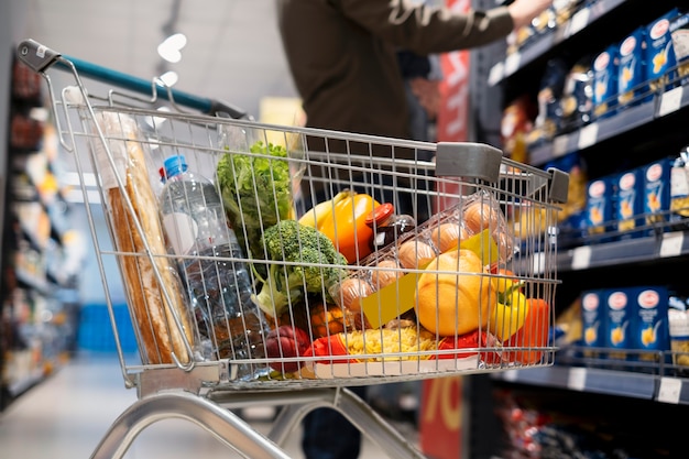 Foto grátis pessoa fazendo compras com máscara facial