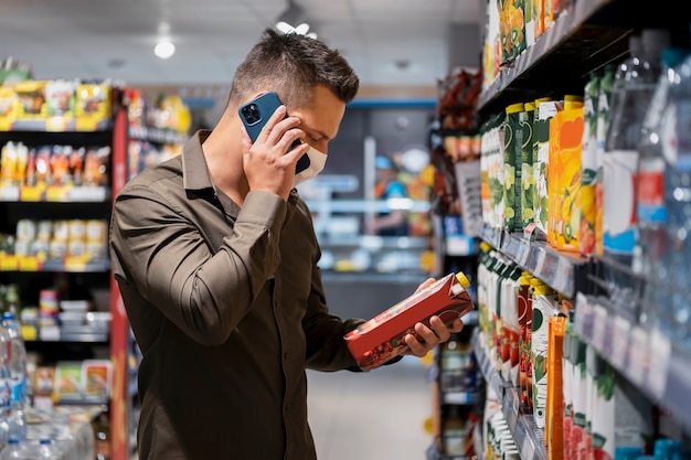 Pessoa fazendo compras com máscara facial