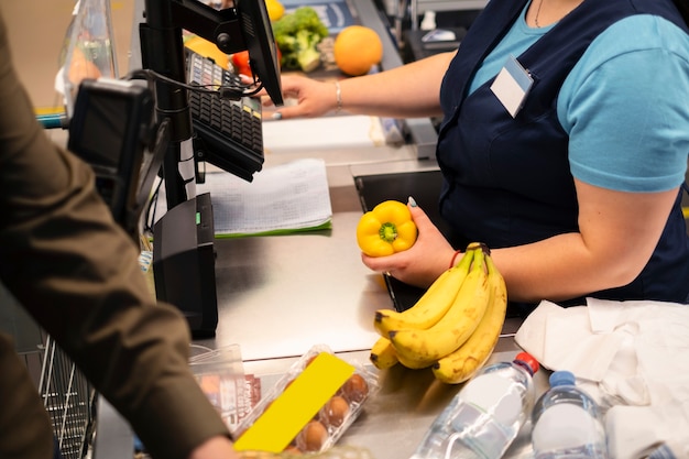 Pessoa fazendo compras com máscara facial