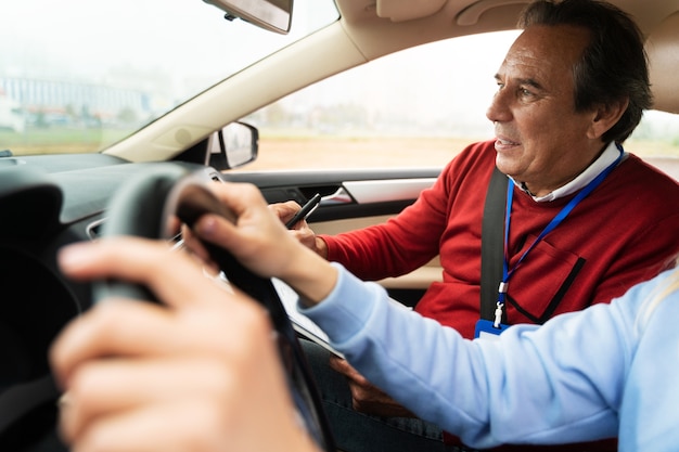 Foto grátis pessoa fazendo exame de carteira de motorista