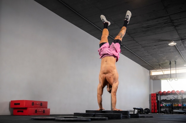 Foto grátis pessoa fazendo treinamento crossfit