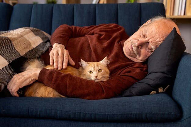 Pessoa idosa com gato de estimação