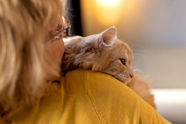 Foto grátis pessoa idosa com gato de estimação