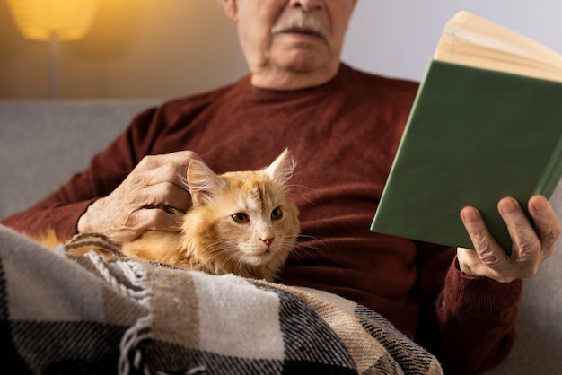 Foto grátis pessoa idosa com gato de estimação