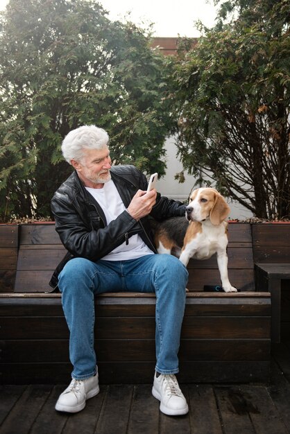 Pessoa idosa com seu cachorro de estimação