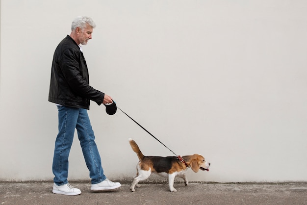 Foto grátis pessoa idosa com seu cachorro de estimação