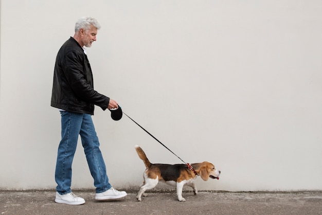 Pessoa idosa com seu cachorro de estimação