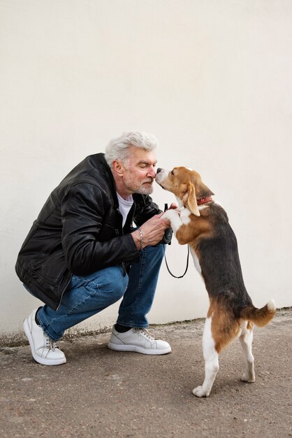 Pessoa idosa com seu cachorro de estimação