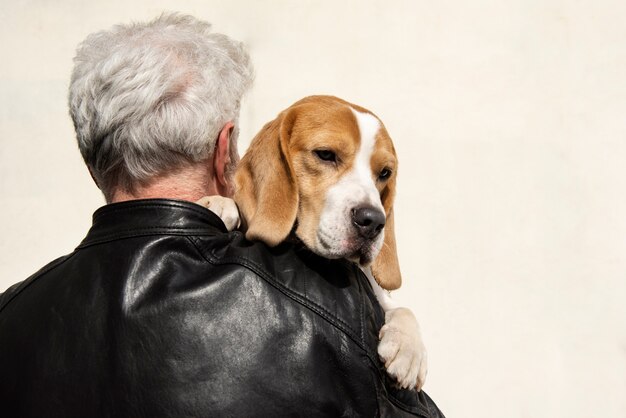 Pessoa idosa com seu cachorro de estimação