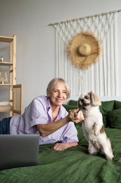 Foto grátis pessoa idosa com seu cachorro de estimação