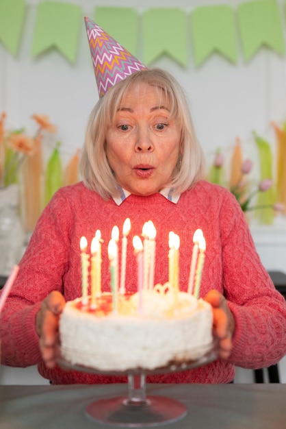 Foto grátis pessoa idosa comemorando seu aniversário