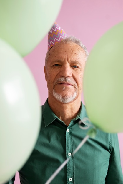 Foto grátis pessoa idosa comemorando seu aniversário