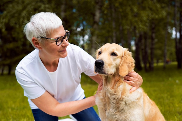 Pessoa idosa gastando tempo com seus animais de estimação