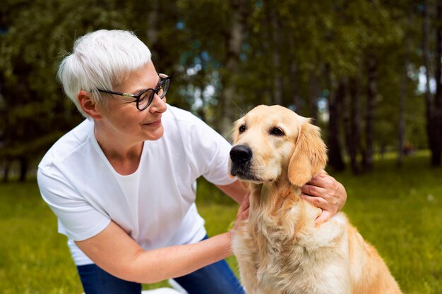 Pessoa idosa gastando tempo com seus animais de estimação