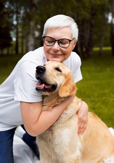 Pessoa idosa gastando tempo com seus animais de estimação