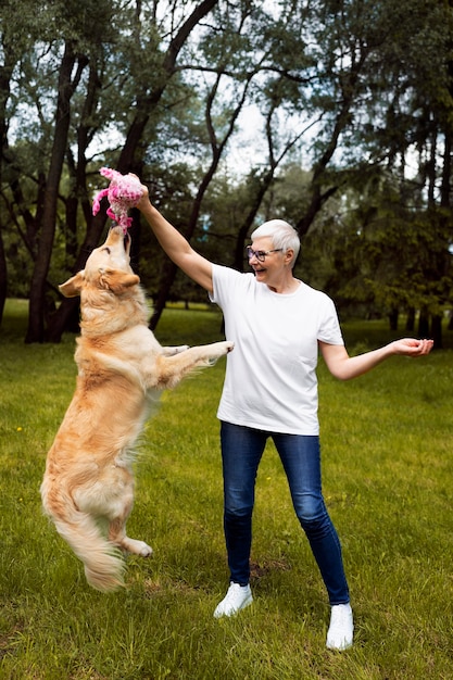 Foto grátis pessoa idosa gastando tempo com seus animais de estimação