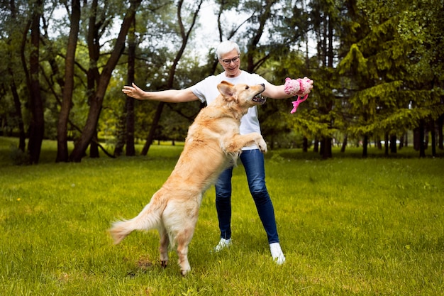 Foto grátis pessoa idosa gastando tempo com seus animais de estimação