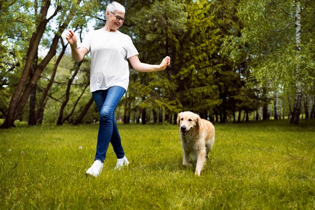 Pessoa idosa gastando tempo com seus animais de estimação