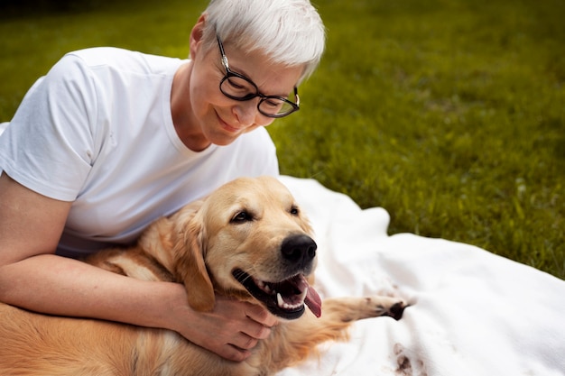 Pessoa idosa gastando tempo com seus animais de estimação